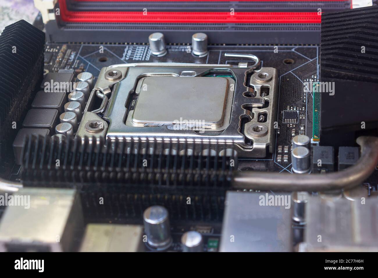 Primo piano del socket cpu sul PC della scheda madre con processore cpu Foto Stock