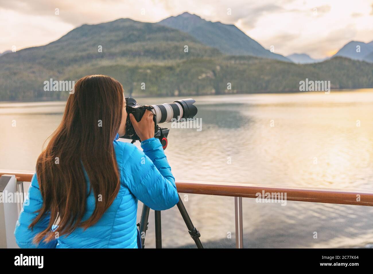 Fotografo di viaggio con teleobiettivo professionale su treppiede che scatta fauna selvatica in Alaska, Stati Uniti. Crociera panoramica all'interno di Passage crociera turistica Foto Stock