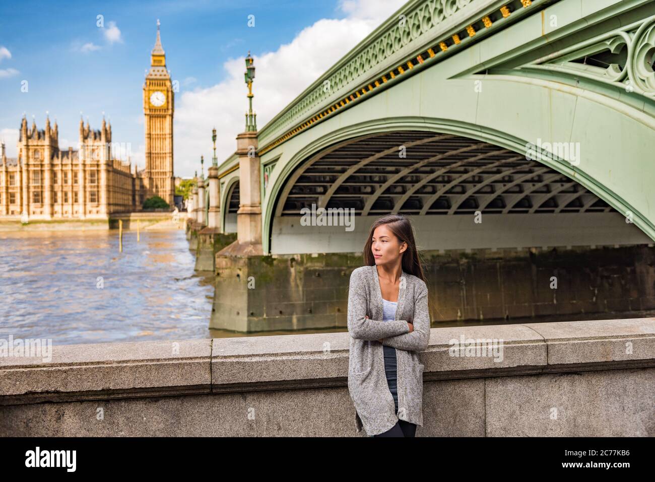 Londra città stile di vita casual giovane donna asiatica rilassante vicino al Tamigi da Big ben, Regno Unito, Europa. Foto Stock