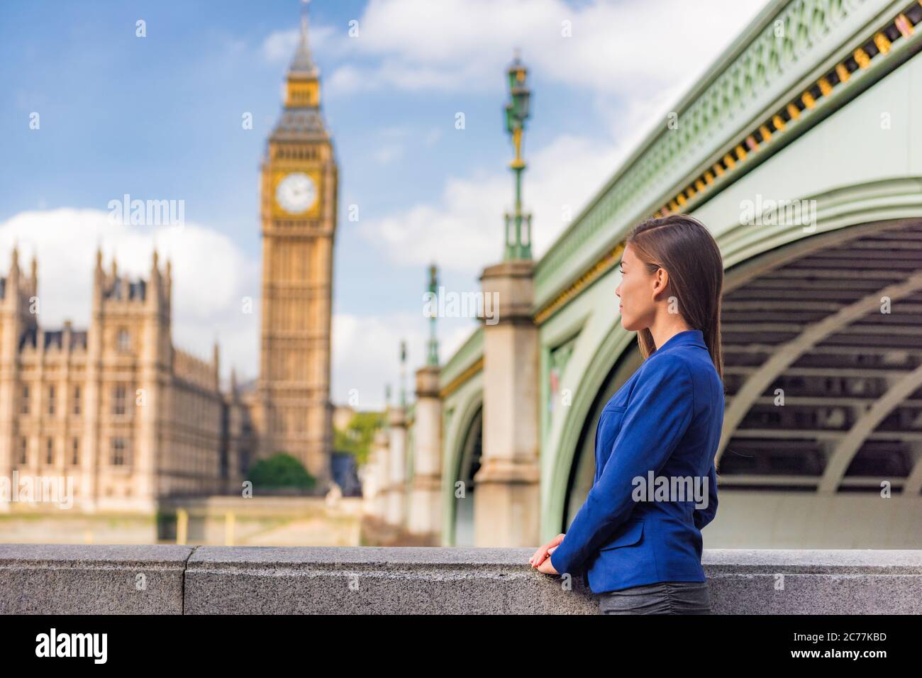 Londra business wonan città stile di vita giovane donna d'affari guardando Parlamento Big ben torre dell'orologio, Regno Unito. Europa viaggio destinazione estiva Foto Stock