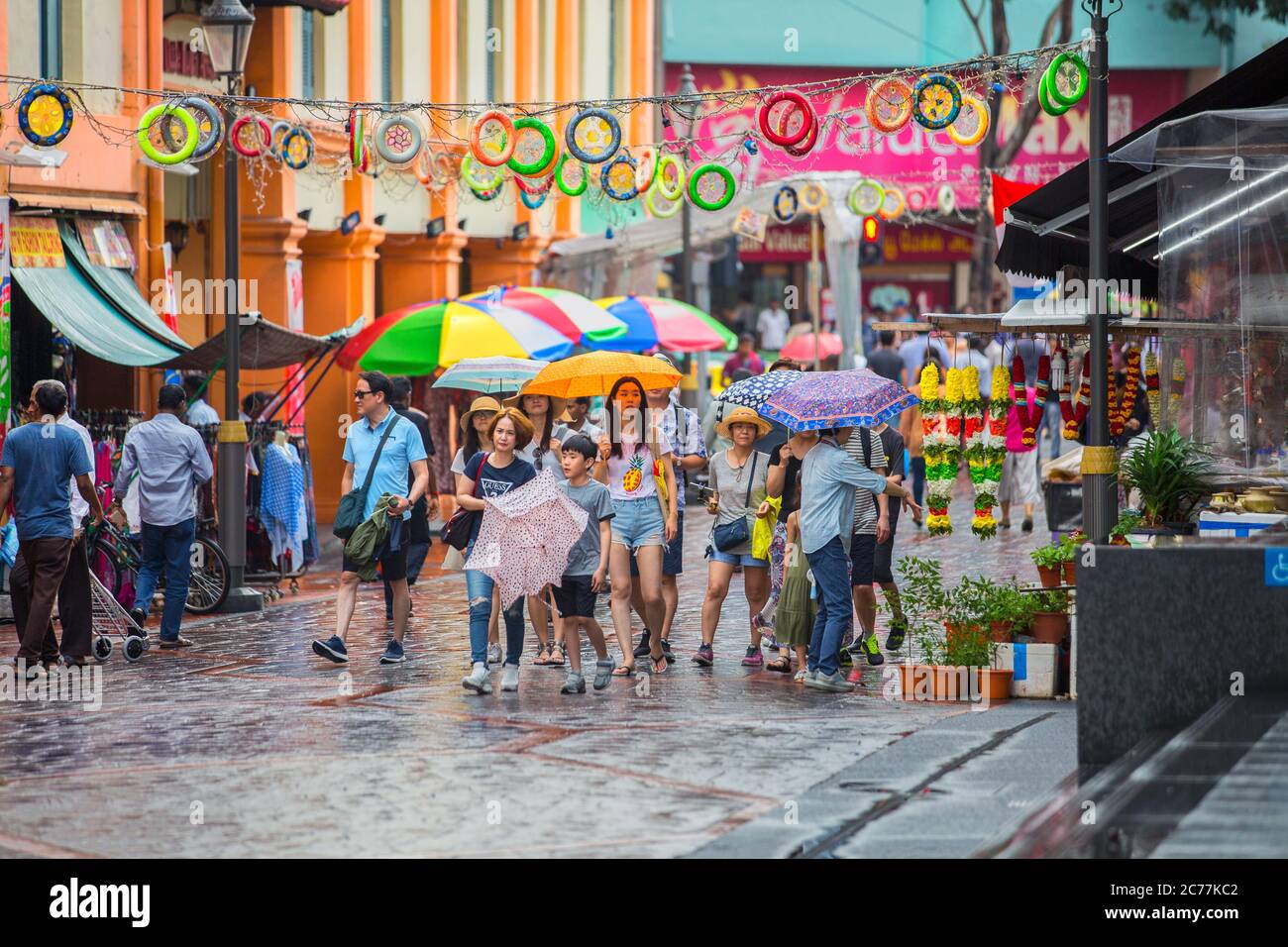 lavoratori migranti in little india street singapore, singapore, little india singapore, colorata little india, migranti indiani singapore, dipinti murali Foto Stock