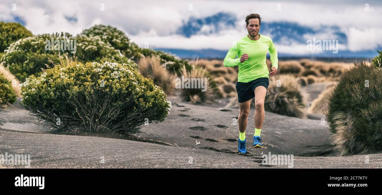 Trail run uomo atleta corridore marcia maratona nel deserto paesaggio montagna colline sfondo estivo. Fitness e stile di vita sportivo Foto Stock