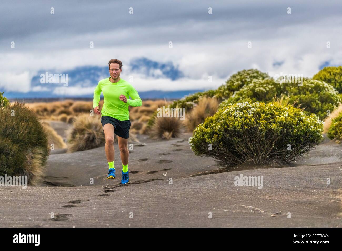 Trail run uomo atleta corridore marcia maratona nel deserto paesaggio montagna colline sfondo estivo. Fitness e stile di vita sportivo Foto Stock