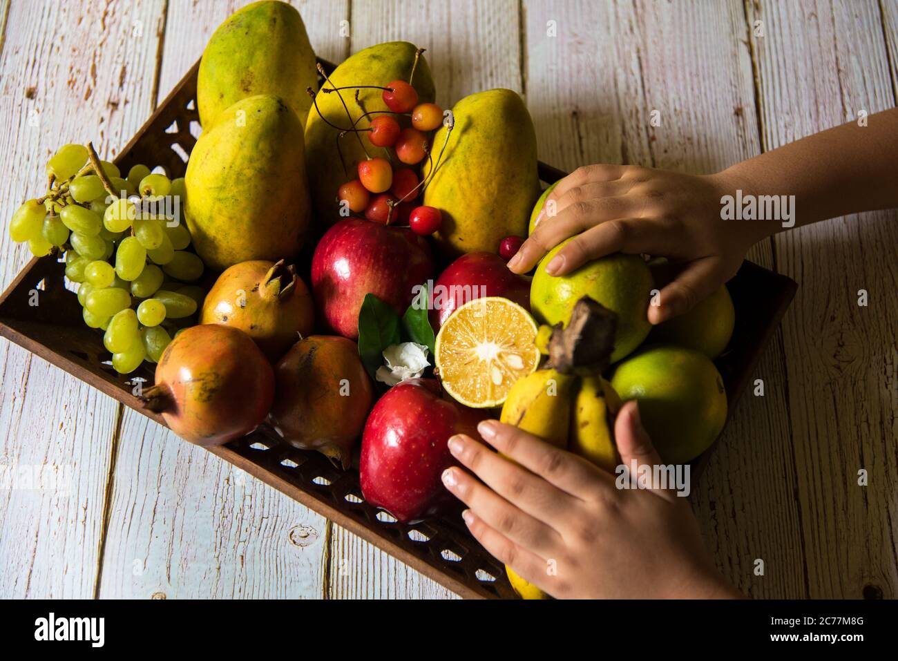 Vista dall'alto della frutta fresca con l'uso di una messa a fuoco selettiva su una frutta particolare, e il resto degli altri frutti e altre cose sfocati. Foto Stock