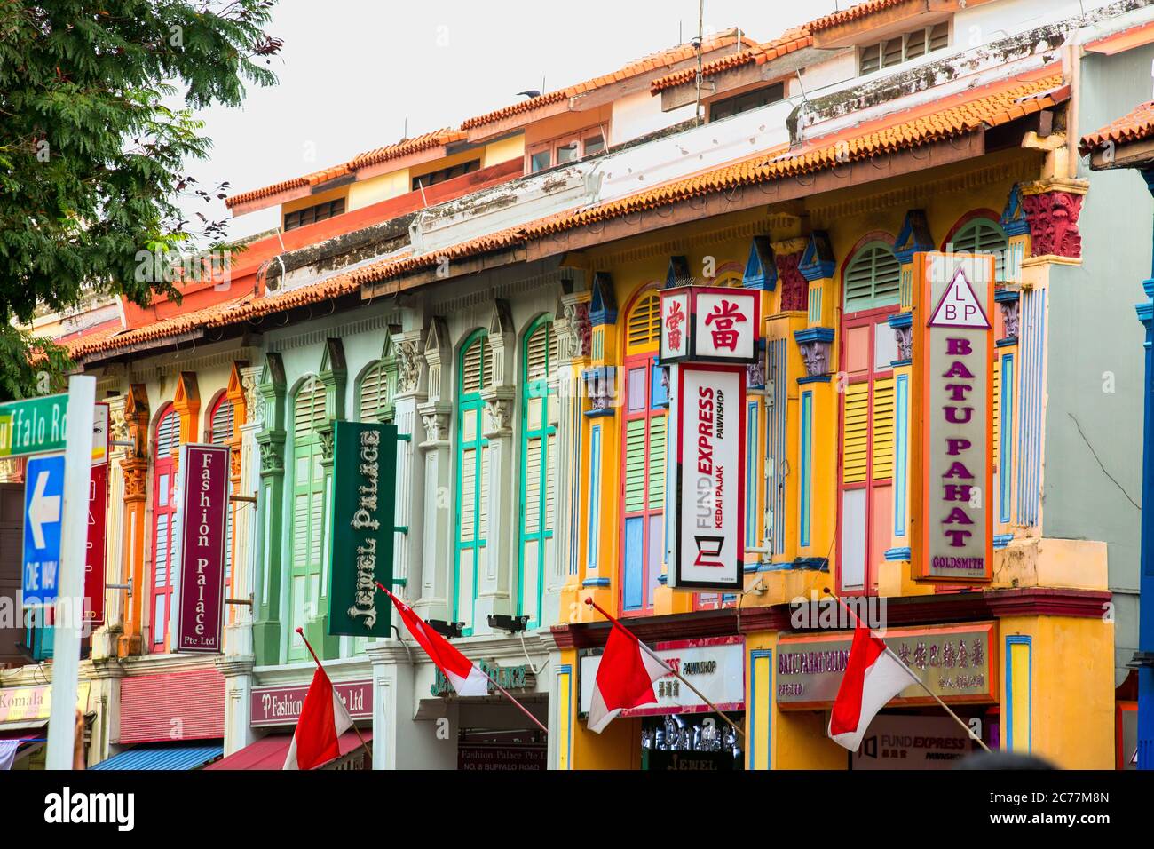 lavoratori migranti in little india street singapore, singapore, little india singapore, colorata little india, migranti indiani singapore, dipinti murali Foto Stock