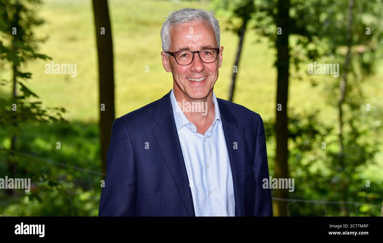 13 luglio 2020, Berlino: Jörg Simon, presidente del consiglio di amministrazione di Berliner Wasserbetriebe, in occasione di un evento stampa per l'irrorazione del Barssee essiccato con acqua trattata. Il lago è minacciato dalla riduzione delle acque sotterranee e dalla siccità. Per migliorare le condizioni di vita degli animali e delle piante nella brughiera dell'altalena, l'acqua acida necessaria per le brughiere, che è bassa in minerali e sostanze nutritive, è prodotta da una pianta di osmosi inversa. Grunewald è uno dei più importanti bacini idrici di Berlino. Qui, i pozzi delle acque di Beelitzhof e Tiefwerder producono acqua potabile per più di Foto Stock