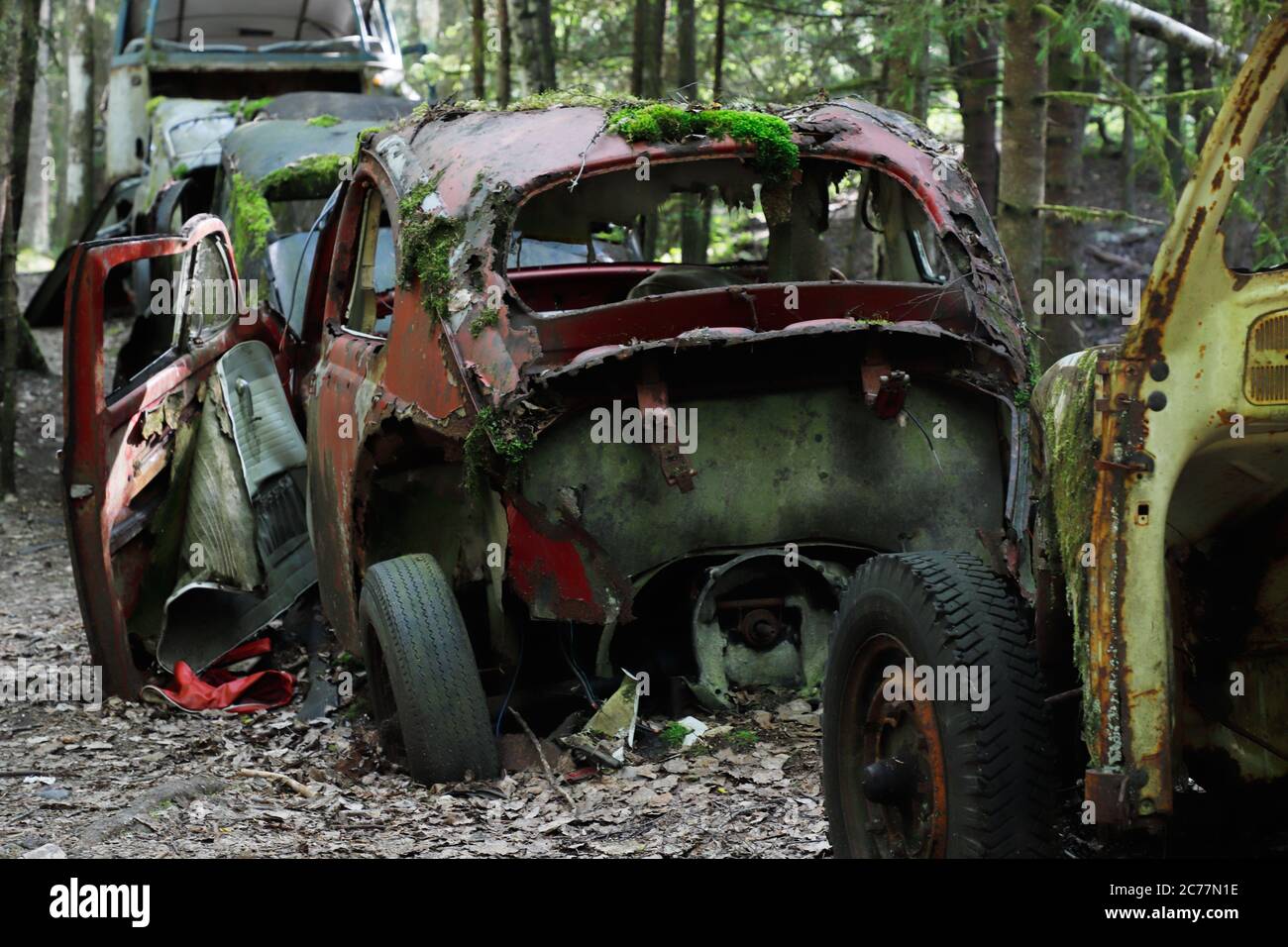 Vecchie auto fuori servizio lasciato in un cimitero auto. Foto Stock