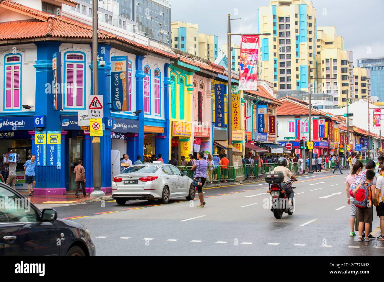 lavoratori migranti in little india street singapore, singapore, little india singapore, colorata little india, migranti indiani singapore, dipinti murali Foto Stock