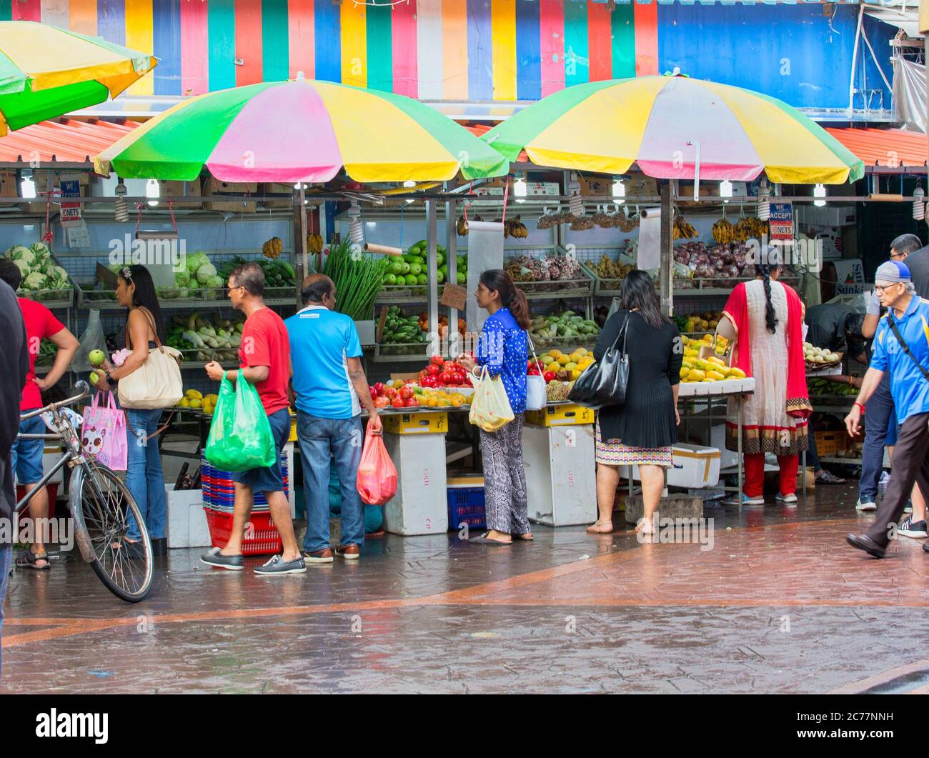 lavoratori migranti in little india street singapore, singapore, little india singapore, colorata little india, migranti indiani singapore, dipinti murali Foto Stock
