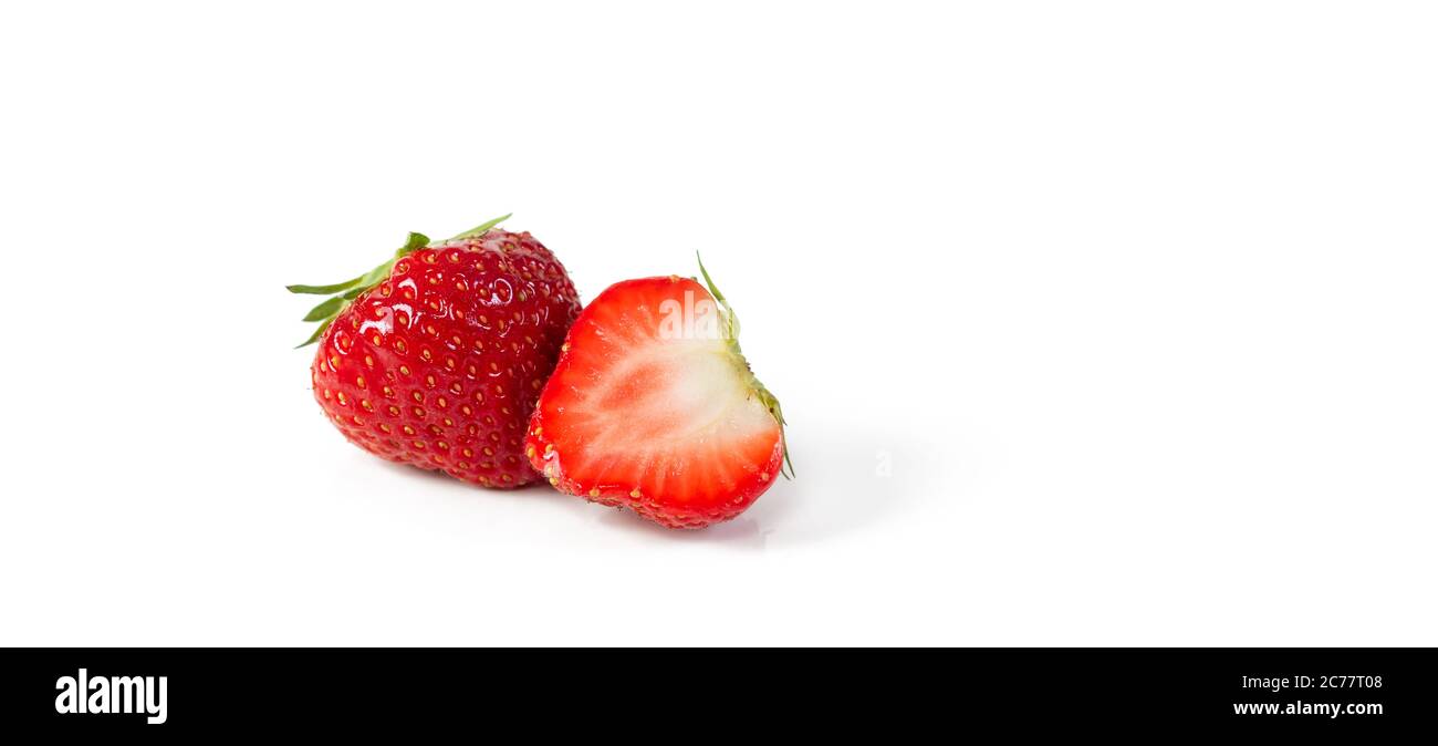 Una fragola belga fresca e succosa, rossa intera e mezza, isolata su sfondo bianco con spazio per il testo. Foto Stock