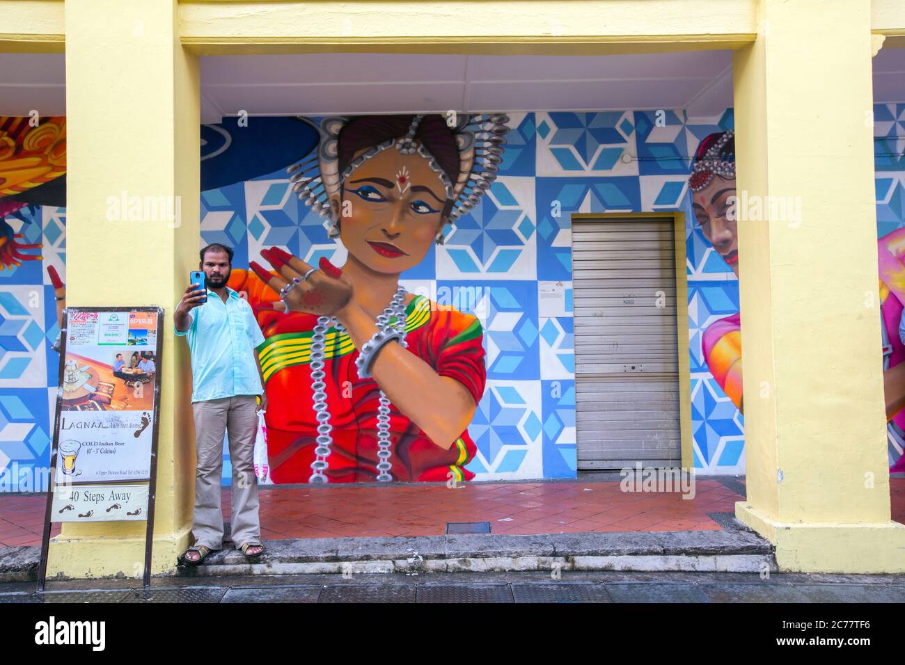 lavoratori migranti in little india street singapore, singapore, little india singapore, colorata little india, migranti indiani singapore, dipinti murali Foto Stock