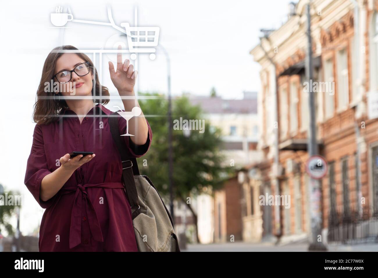 Realtà aumentata nel marketing. Donna viaggiatore con telefono. Navigazione sulla proiezione del display Foto Stock