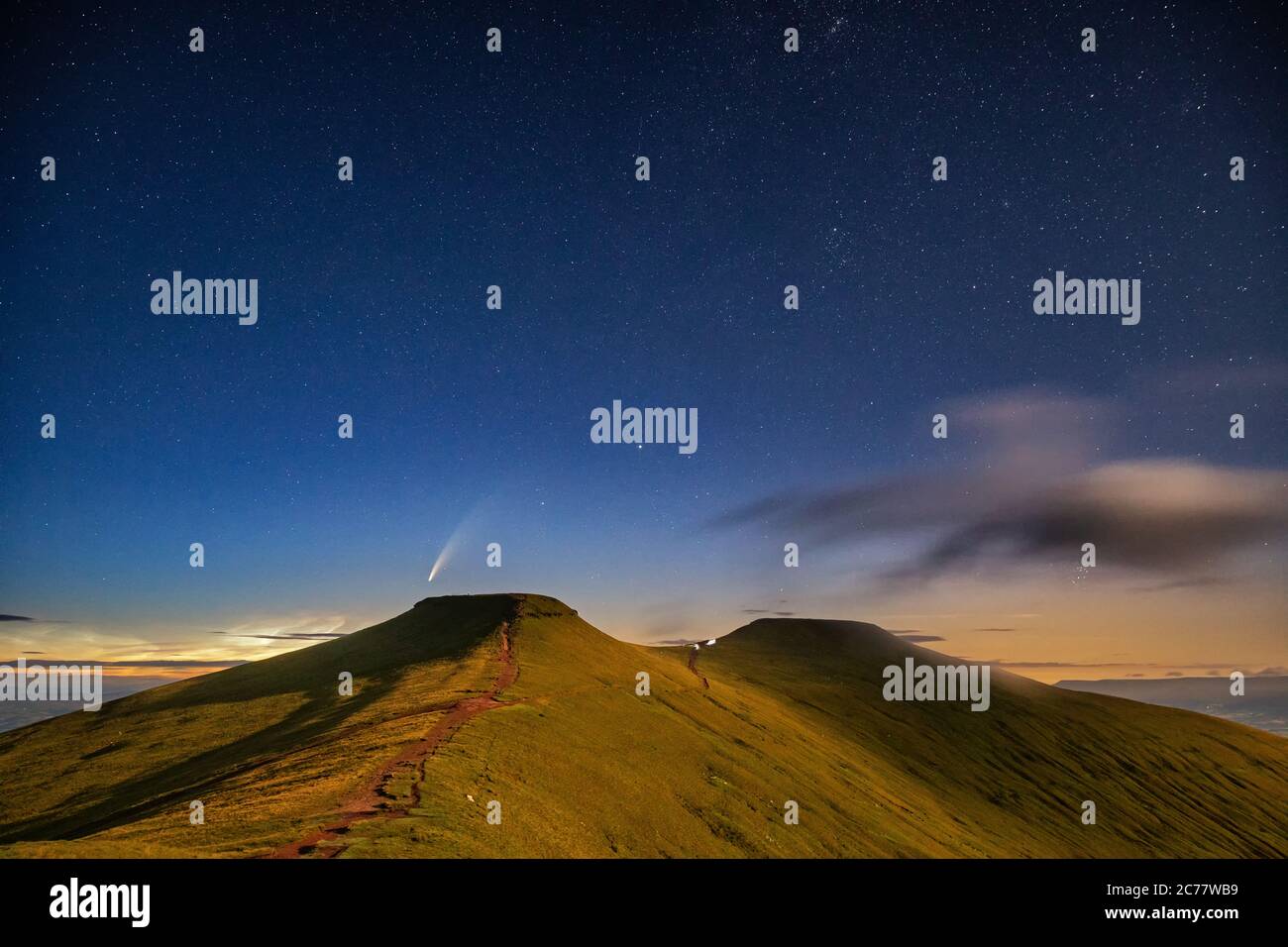 Comet NEOWISE, Corn Du e Pen y Fan, Brecon Beacons National Park, Galles Foto Stock