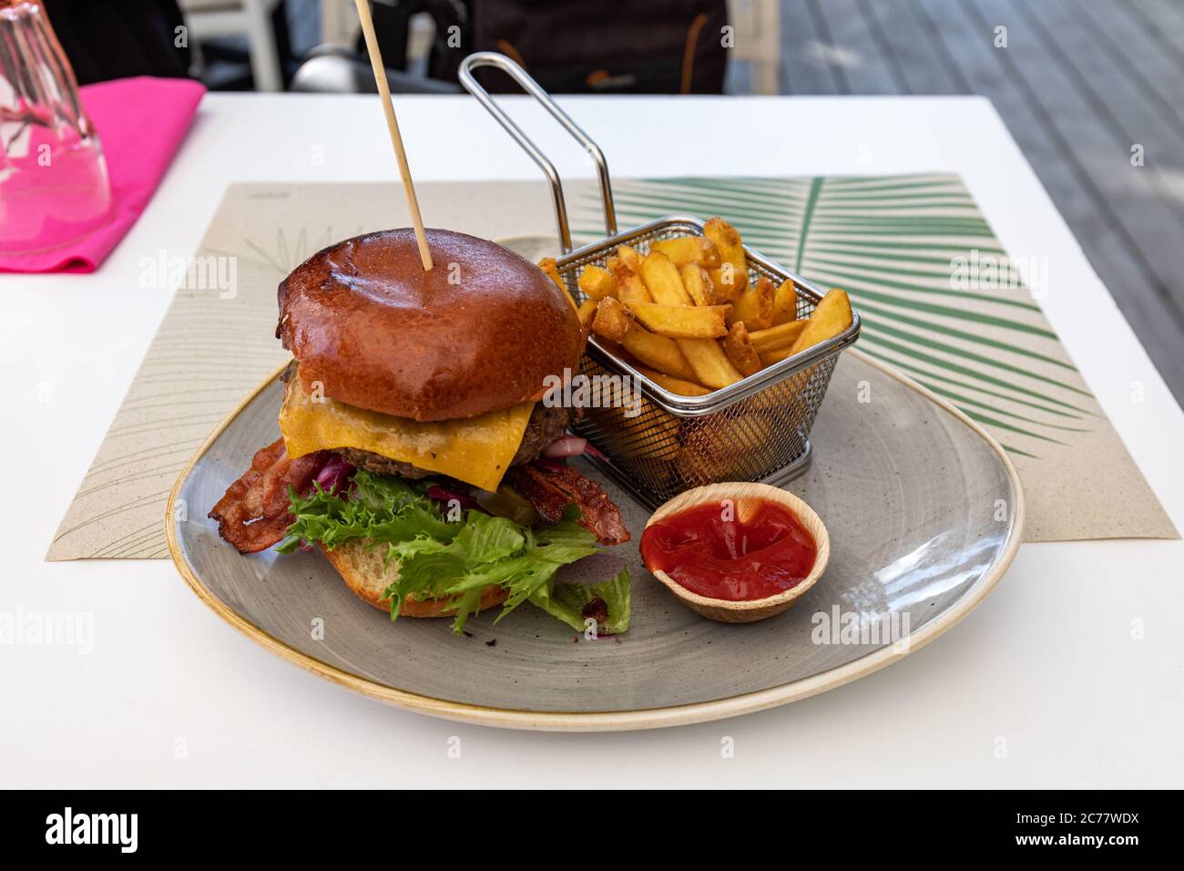 Hamburger con pancetta con patatine o patatine fritte Foto Stock