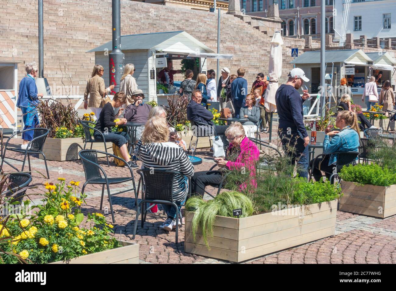 Piazza del Senato (Senaatintori) enorme campo di cibo all'aperto con un sacco di caffè, ristoranti e bar a Helsinki Finlandia Foto Stock