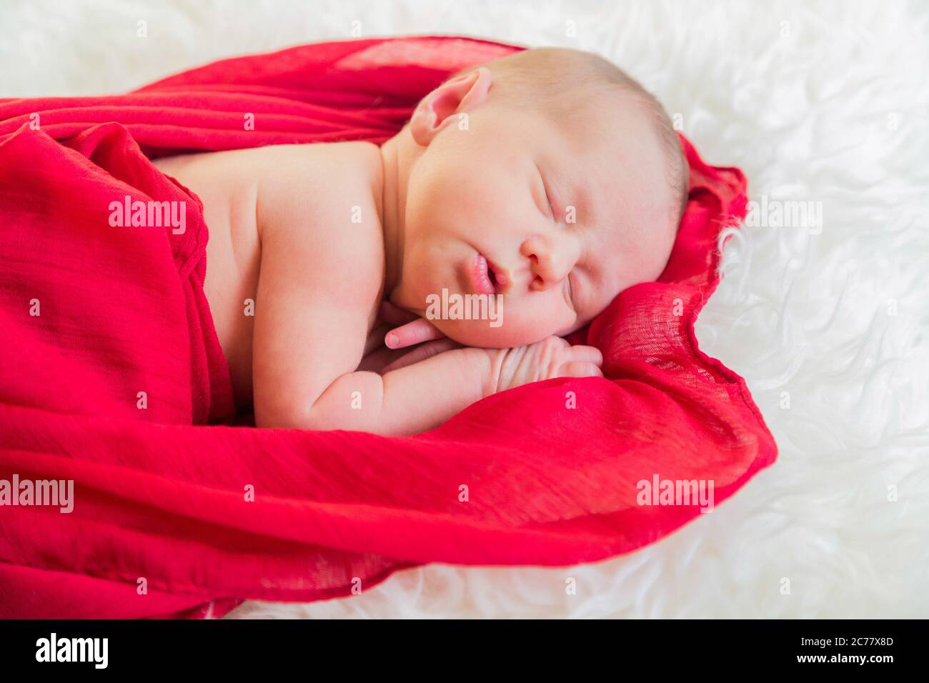Dormire prima ragazza neonato sparare foto a casa Foto Stock