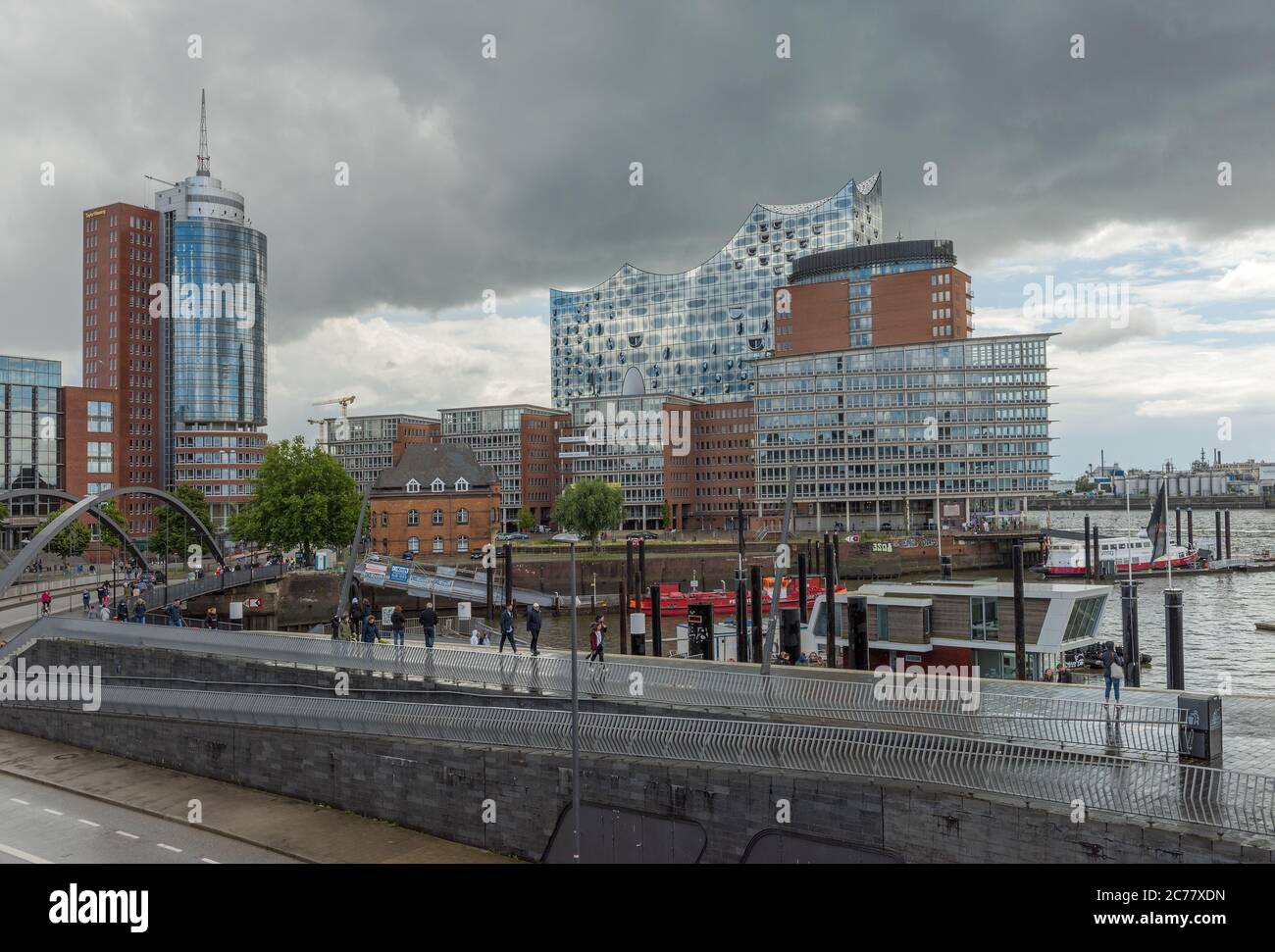 Vista dell'Elbphilharmonie e dell'Hafencity in tempo piovoso, Amburgo, Germania Foto Stock