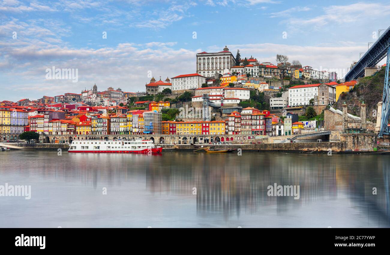 Giornata di Porto con riflessione sul fiume Douro. Portogallo Foto Stock