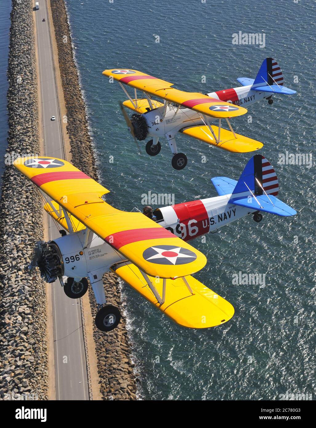 Due US Navy Boeing modello 75 restaurati anni '40, N2S Stearman biplano trainer sopra l'oceano. Foto Stock