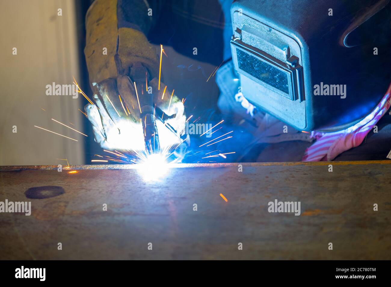 Saldatrice, che lavora con saldatura ad arco semiautomatica nel reparto di produzione. Foto Stock