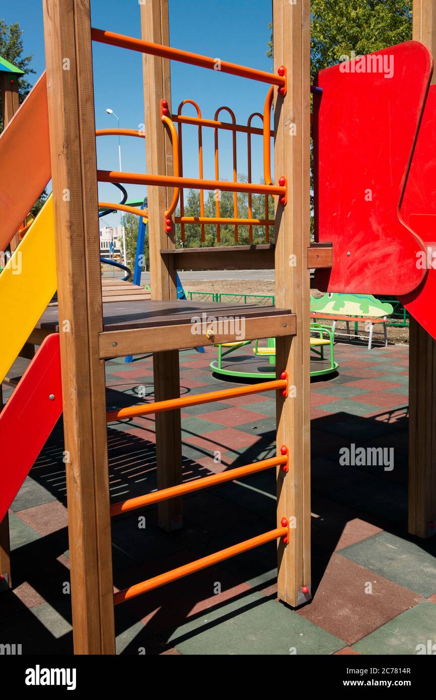 Dettaglio del parco giochi per bambini. Spazio giochi vuoto per bambini. Foto Stock