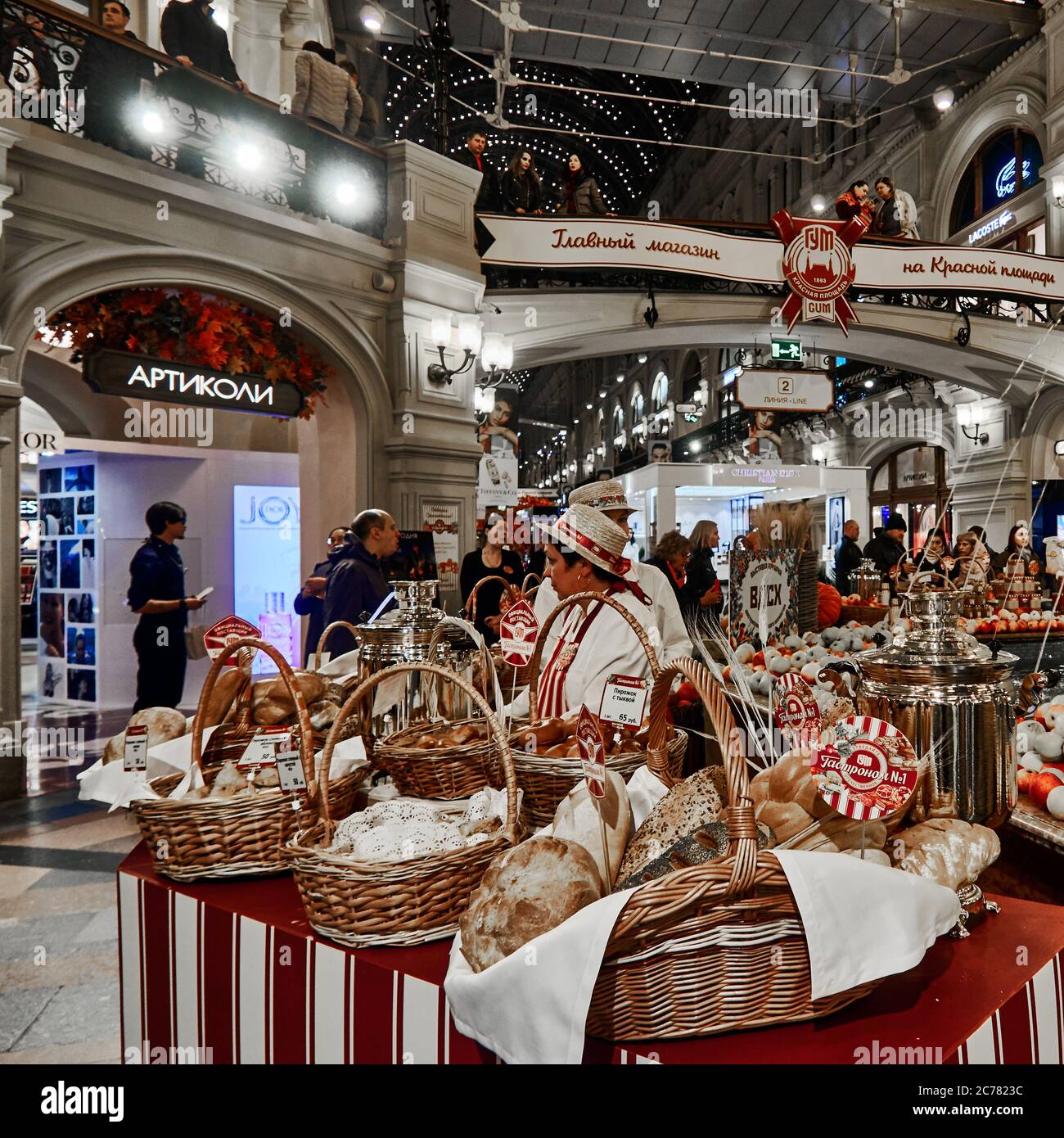 Magnifici interni della galleria commerciale del famoso magazzino russo GUM (Glavnyi Universalnyi Magazin), il reparto panetteria di notte, area DELLA PIAZZA ROSSA, MOSCA Foto Stock
