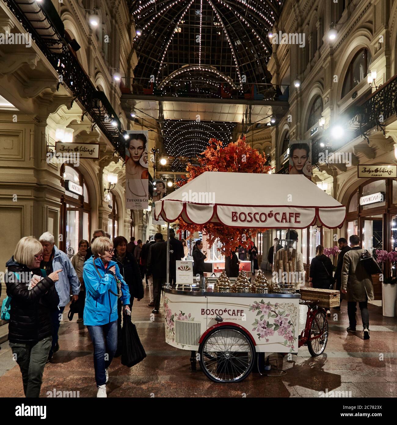 Magnifici interni della galleria commerciale del famoso magazzino russo GUM (Glavnyi Universalnyi Magazin), il reparto panetteria di notte, area DELLA PIAZZA ROSSA, MOSCA Foto Stock