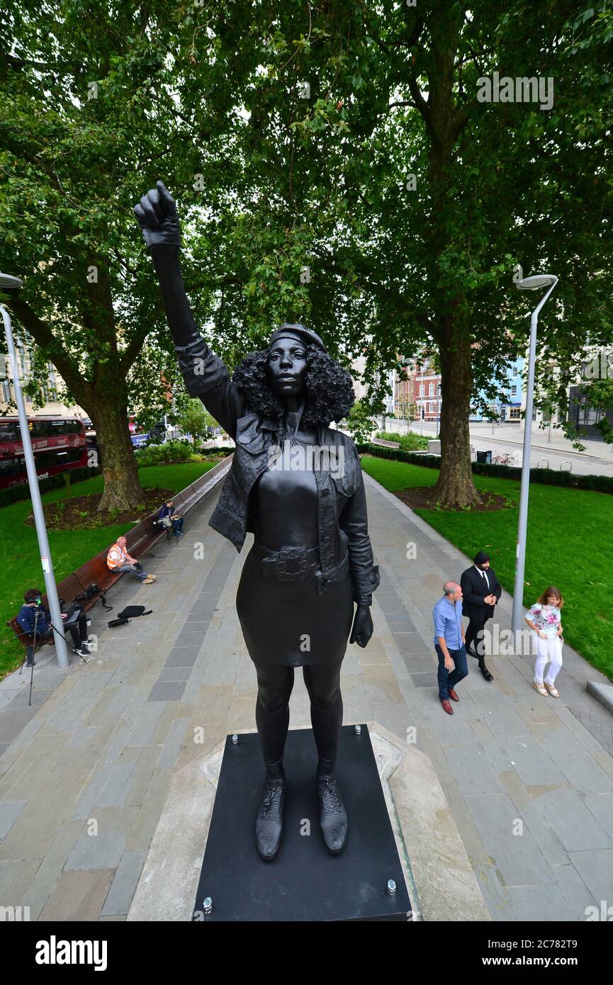 A Surge of Power (Jen Reid) 2020, di Marc Quinn, un importante scultore britannico, che è stato installato a Bristol sul sito della statua caduta del commerciante di schiavi Edward Colston. Foto Stock