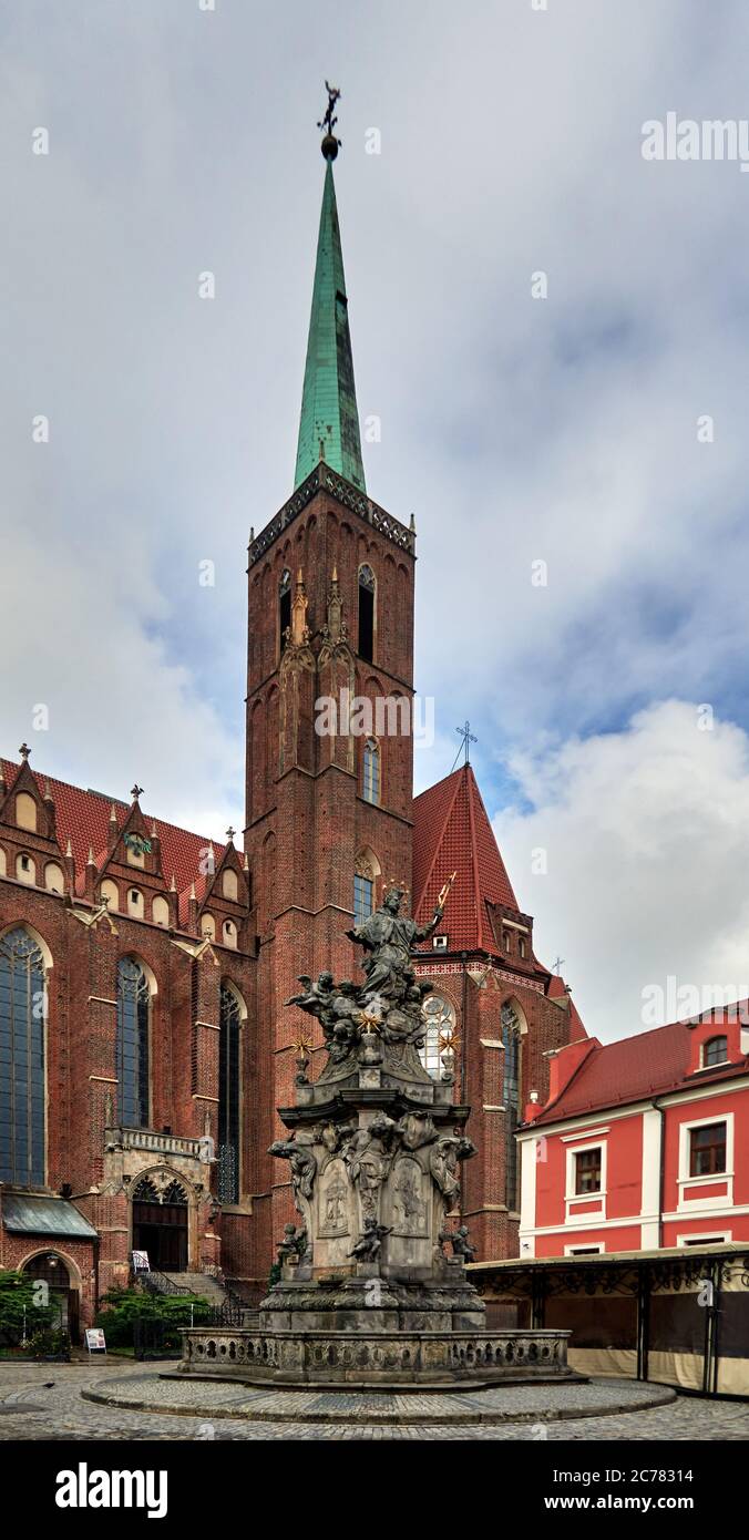 Polonia, città di Wroclaw, provincia della bassa Slesia, Statua di San Giovanni Nepomunk creato da Jan Ji& x159, i Urbansky nel 1732 di fronte alla Collegiata della Santa Croce e San Bartolomeo sull'Isola della Cattedrale. Foto Stock