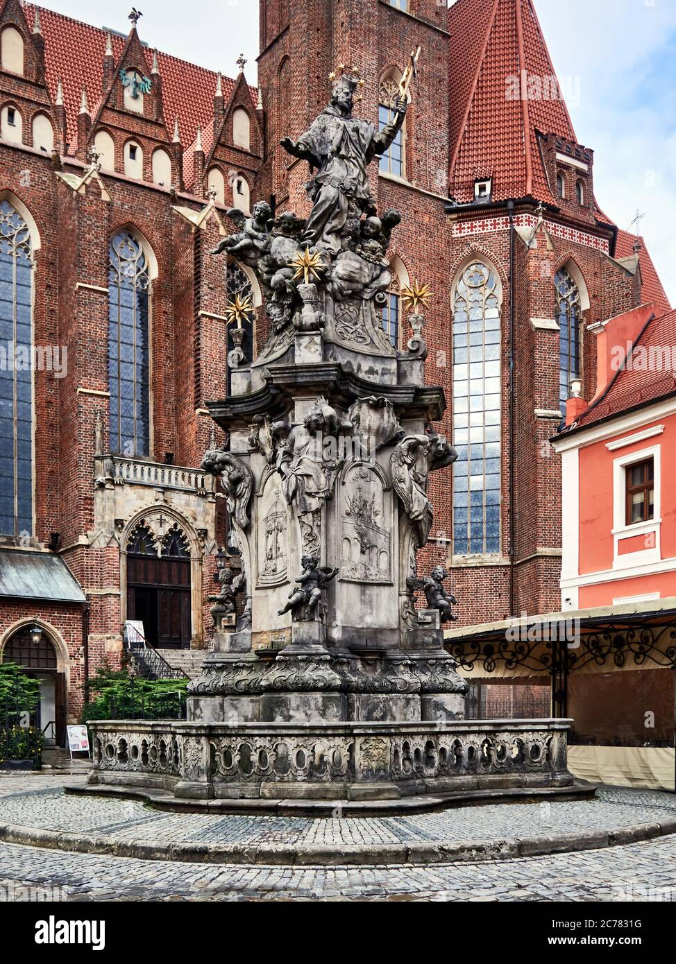 Polonia, città di Wroclaw, provincia della bassa Slesia, Statua di San Giovanni Nepomunk creato da Jan Ji& x159, i Urbansky nel 1732 di fronte alla Collegiata della Santa Croce e San Bartolomeo sull'Isola della Cattedrale. Foto Stock