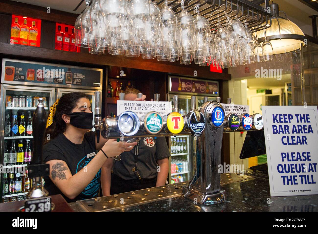 Glasgow, Scozia, Regno Unito. 15 luglio 2020. Nella foto: La catena di pub Wetherspoons, il pub Sir John Moore nel centro di Glasgow, si prepara all'afflusso di clienti. Hanno segni e marcatori di distanza sociali e anche stazioni di sanificazione a mano nell'area del foyer in modo che i clienti possano lavarsi le mani. Wetherspoon stanno prendendo sul serio la questione della distanza sociale e pulizia molto seriamente. Credit: Colin Fisher/Alamy Live News Foto Stock