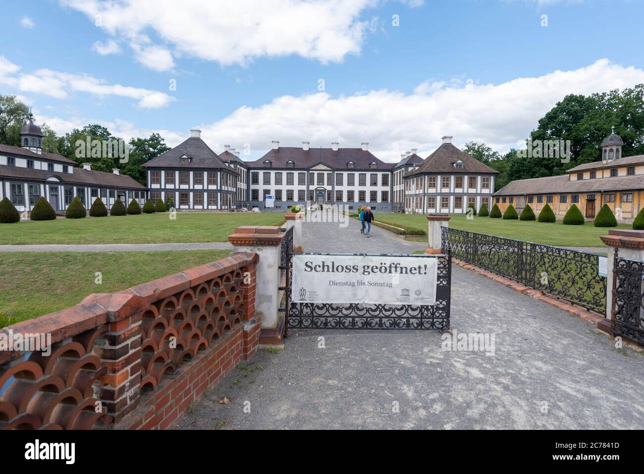 Oranienbaum, Germania. 07 luglio 2020. Il castello barocco Oranienbaum sembra di nuovo nuovo nuovo. E' stato rinnovato per molti anni senza interrompere il traffico dei visitatori e, con il suo parco adiacente, forma un insieme architettonico unico di carattere olandese in Germania. Il castello fu costruito tra il 1683 e il 1698 da Cornelis Ryckwaert come complesso a tre ali nello stile di una tenuta di campagna olandese. Oggi appartiene al regno dei giardini di Dessau-Wörlitz, patrimonio dell'umanità dell'UNESCO. Credit: Fahren/dpa-Zentralbild/ZB/dpa/Alamy Live News Foto Stock