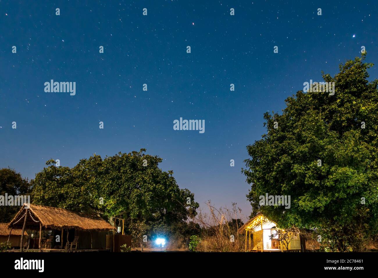 Vista notturna di baracche di legno sotto il cielo Foto Stock