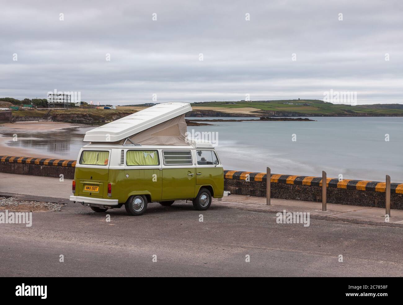 Garrettstown, Cork, Irlanda. 15 luglio 2020. Un vecchio camper con vista classica parcheggiato per una notte sul lungomare di Garrettstown, Co. Cork, Irlanda. Il tempo di oggi sarà per lo più nuvoloso questa mattina con alcune macchie di nebbia e di pioggia. Tuttavia, lunghi incantesimi asciutti si svilupperanno con il progredire della giornata, con alcuni incantesimi soleggiati possibili e temperature da 17 a 21 gradi. - credito; David Creedon / Alamy Live News Foto Stock