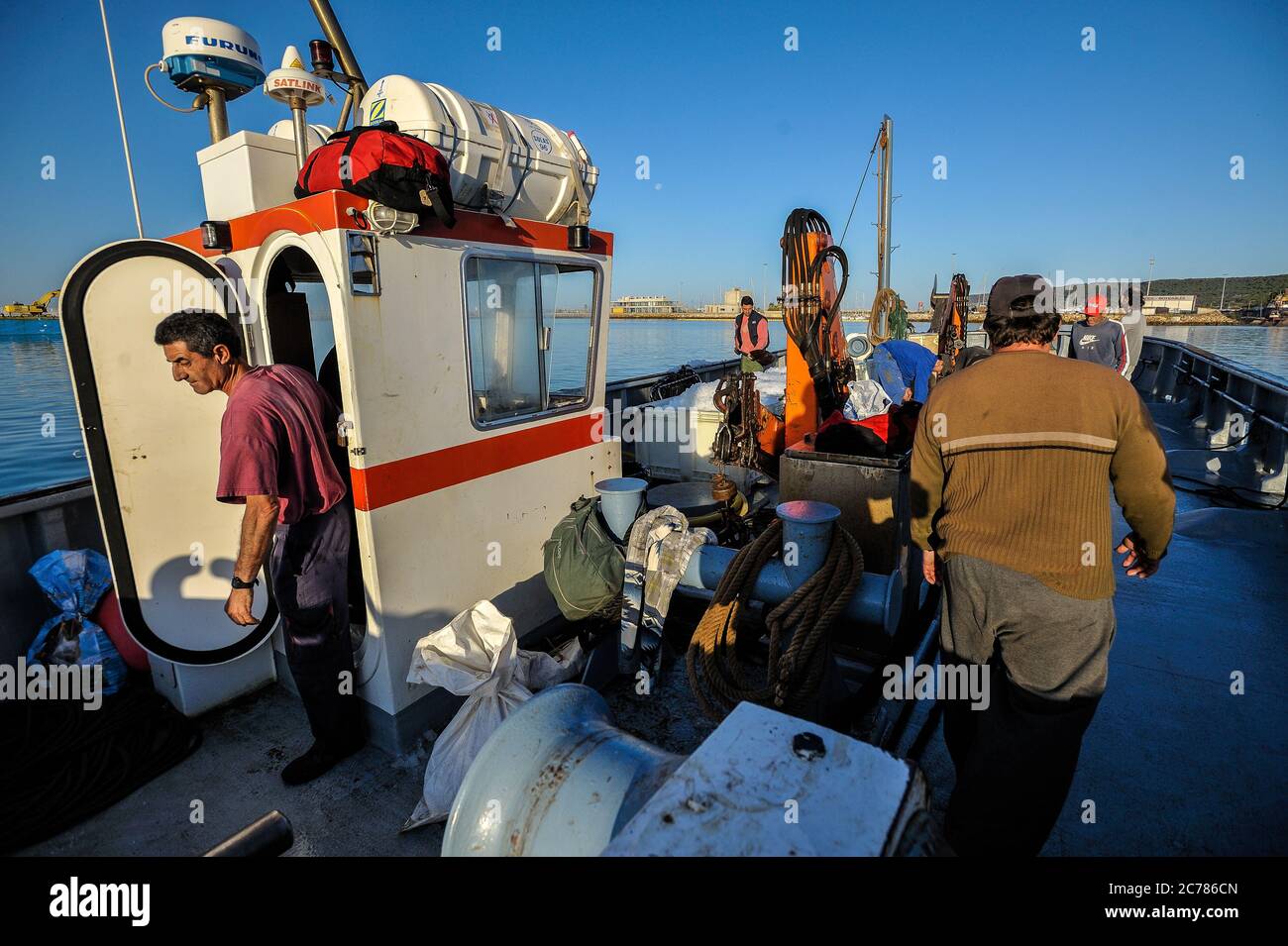 Tripulation dal Almadraba finiscono per preparare le cose sulla barca per navigare fuori dal porto alla zona di pesca a Barbate, Spagna. Data: 06/06/2012. Fotografo: Xabier Mikel Laburu. Foto Stock