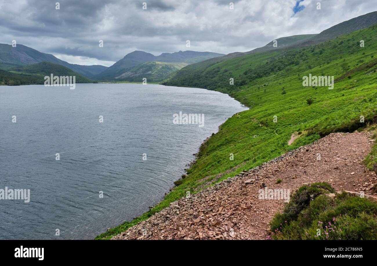 Guardando verso Pillar lungo Ennerdale Water, Ennerdale, Lake District, Cumbria Foto Stock