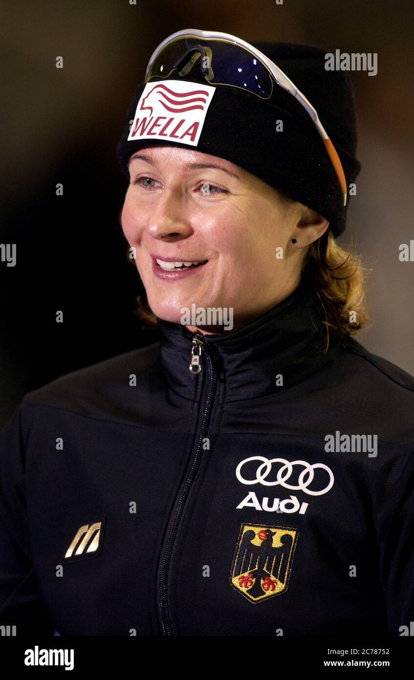 Heerenveen Olanda 23/24.11.2002, Wintersport: Pattinaggio su velocità Coppa del mondo, Claudia PECHSTEIN (GER) Foto Stock