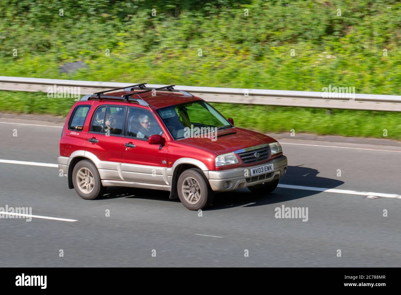 2003 Red Suzuki Grand Vitara TD;veicoli veicolari in movimento, automobili che guidano veicolo su strade del Regno Unito, motori, motori sulla rete autostradale M6.wv03 Foto Stock