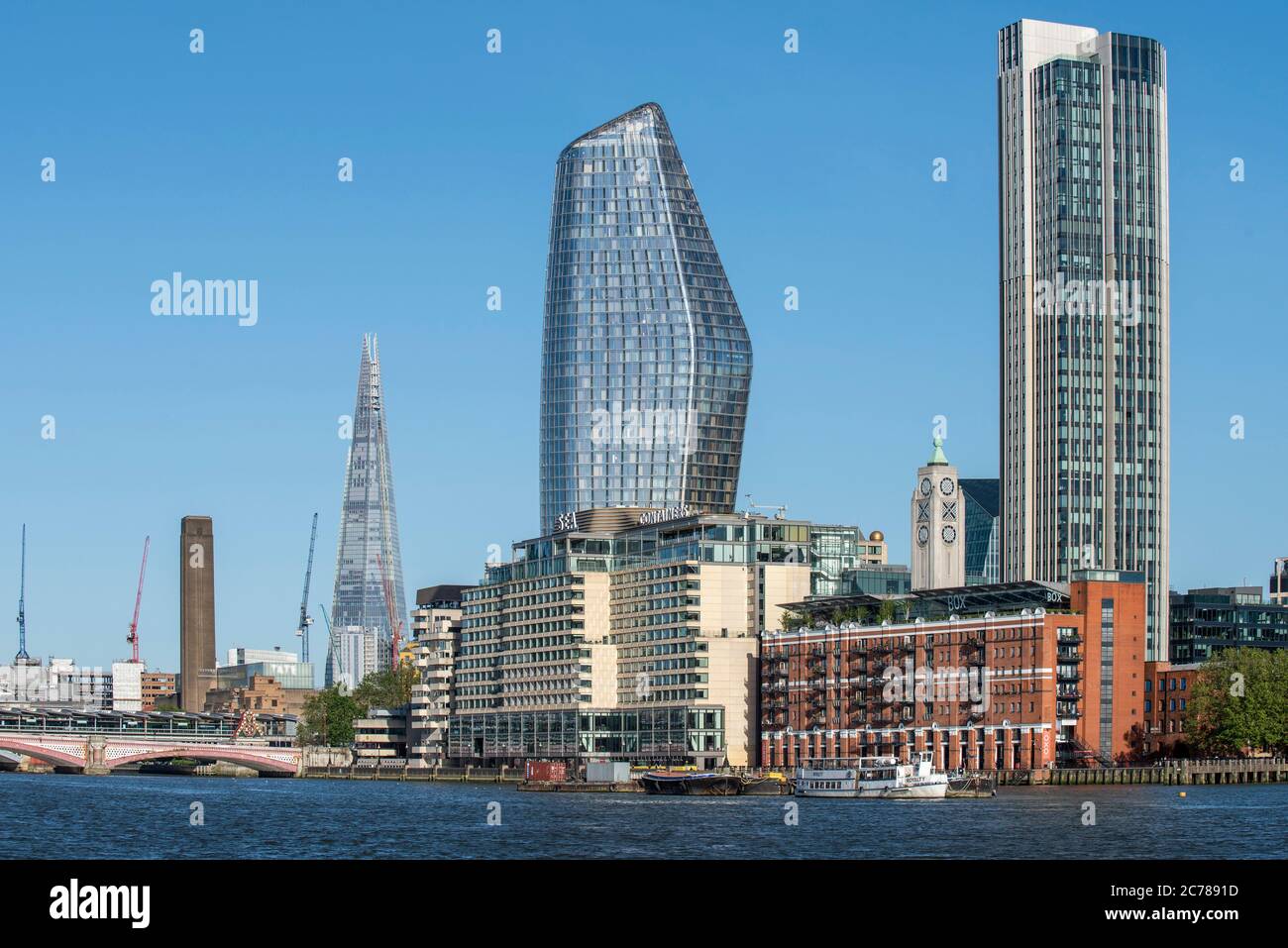 Vista dall'Embankment che guarda a sud-est fino a un Blackfriars con la caratteristica baluata. Un Blackfriars, Southbank, Regno Unito. Architetto: Simp Foto Stock