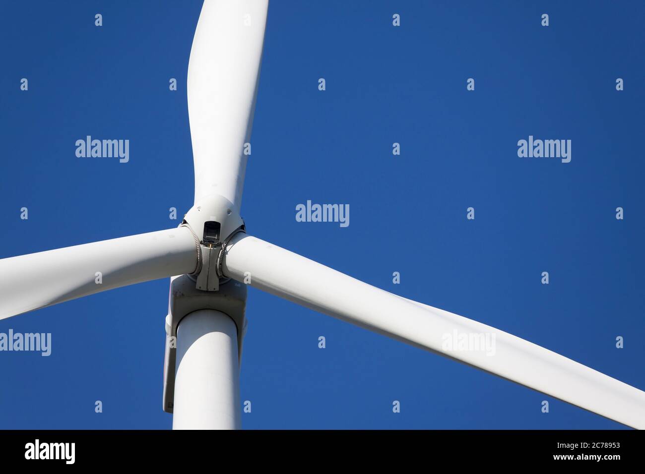 Dettaglio di una turbina eolica bianca contro il cielo blu scuro Foto Stock