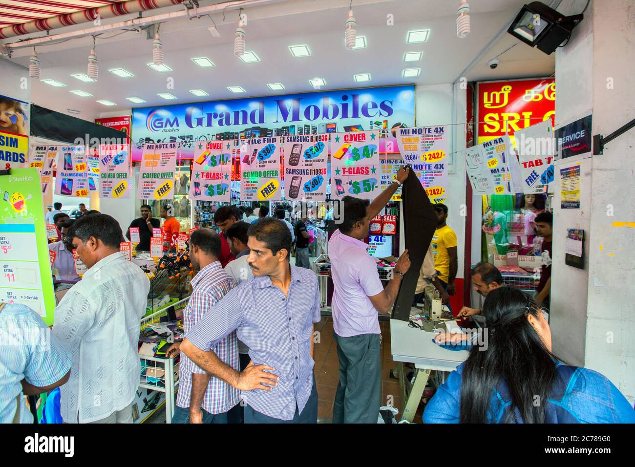 lavoratori migranti in little india street singapore, singapore, little india singapore, colorata little india, migranti indiani singapore, dipinti murali Foto Stock