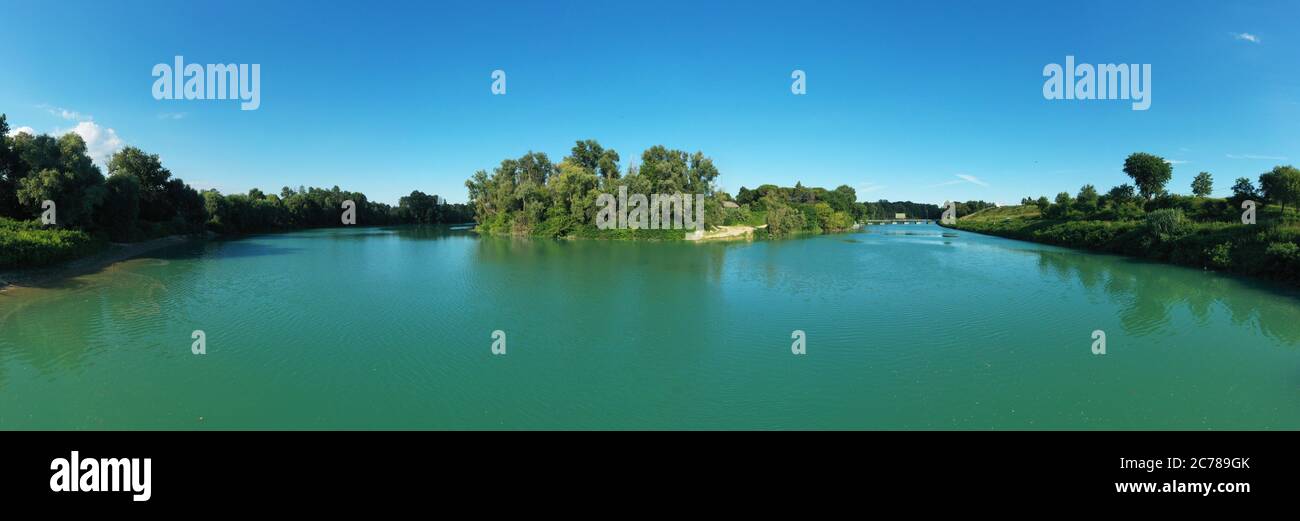 Piave River e blu Sky in un paesaggio naturale panoramico Foto Stock