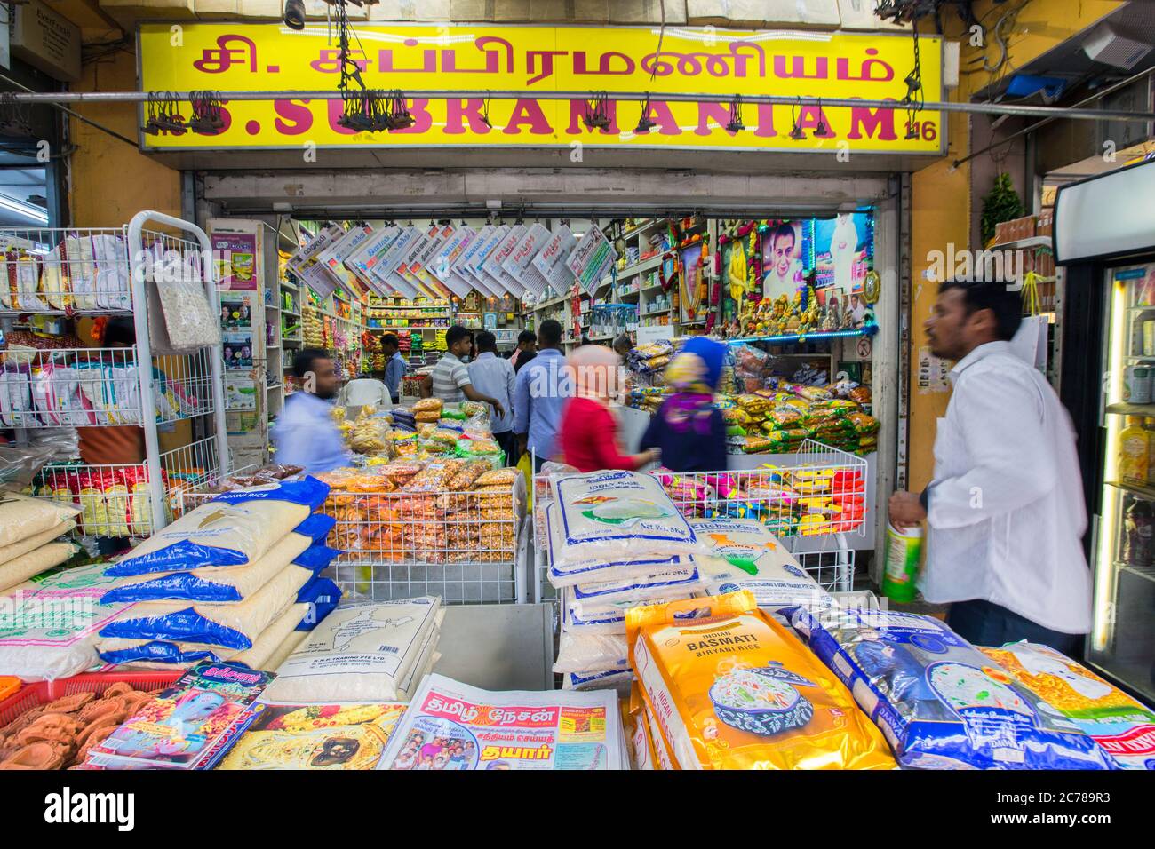 lavoratori migranti in little india street singapore, singapore, little india singapore, colorata little india, migranti indiani singapore, dipinti murali Foto Stock