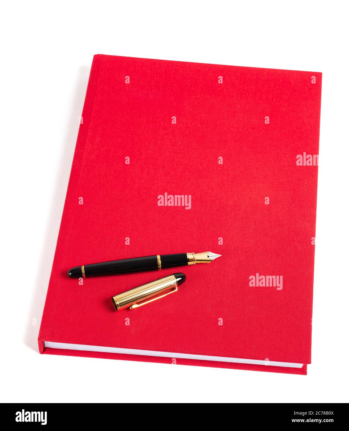 Libro rosso con penna stilografica isolata su sfondo bianco Foto Stock