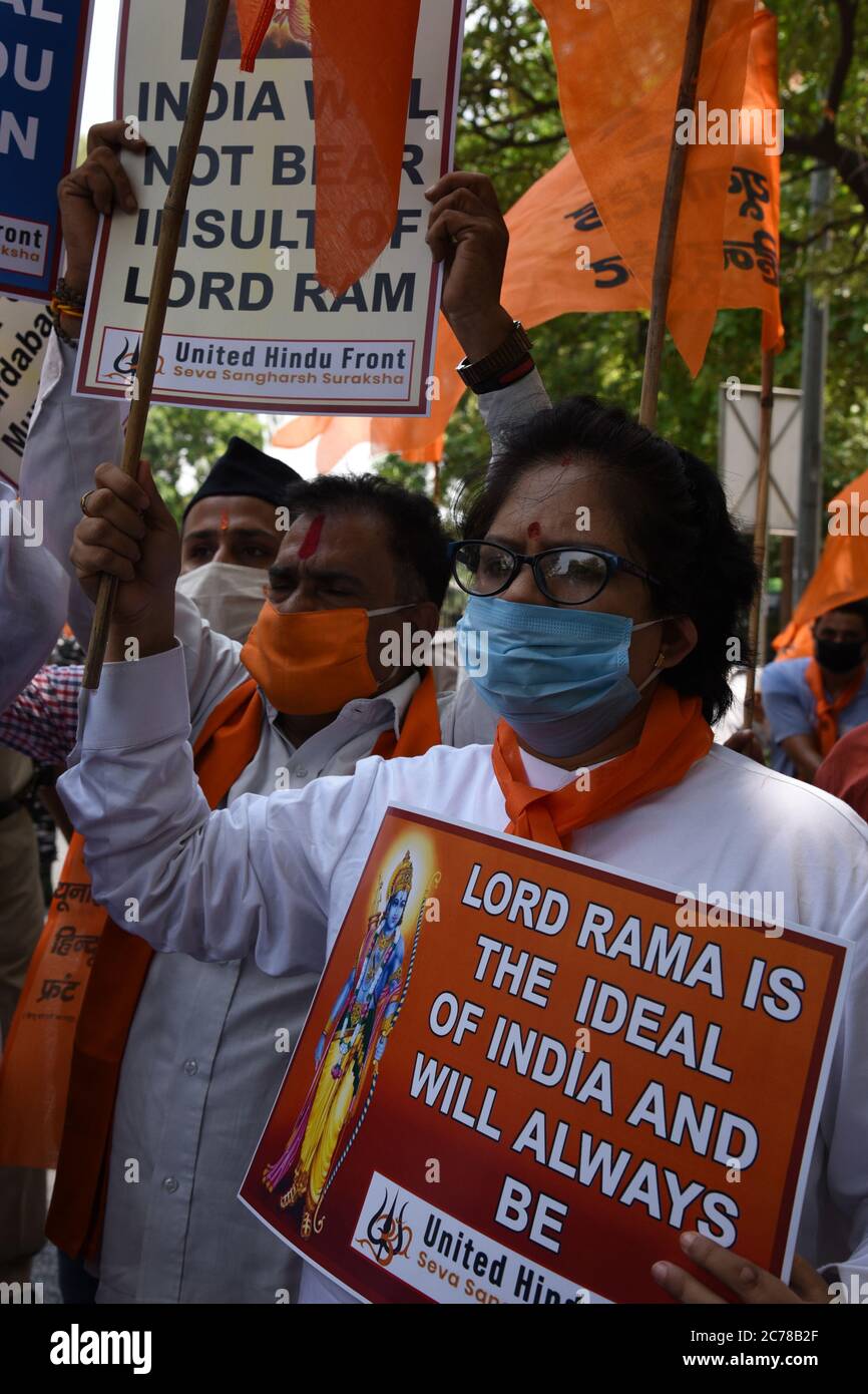Attivisti del fronte indù Unito protestando fuori dell'ambasciata del Nepal a Nuova Delhi, India, mercoledì 15 luglio 2020 contro il primo ministro napalese K.P. Sharma oli sostengono che l'Ayodhya 'reale, il luogo di nascita del dio indù RAM era in Nepal. Lord RAM è considerato una questione di fede per gli indù. Fotografia: Sondeep Shankar Foto Stock