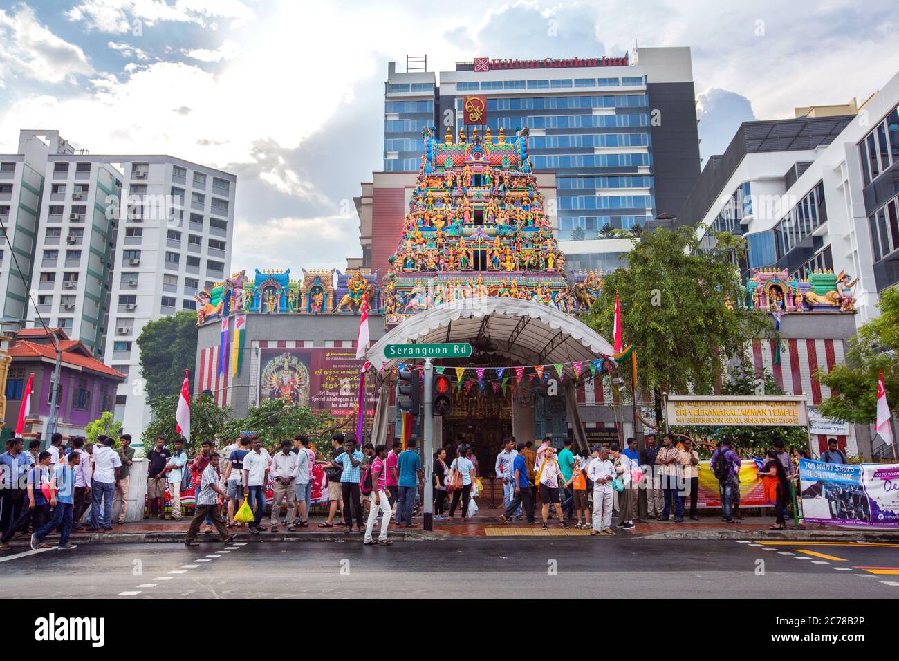 lavoratori migranti in little india street singapore, singapore, little india singapore, colorata little india, migranti indiani singapore, dipinti murali Foto Stock