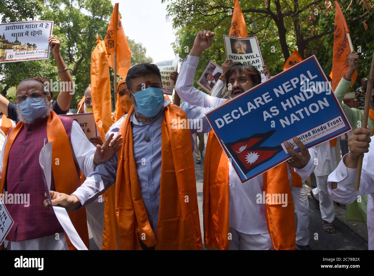 Attivisti del fronte indù Unito protestando fuori dell'ambasciata del Nepal a Nuova Delhi, India, mercoledì 15 luglio 2020 contro il primo ministro napalese K.P. Sharma oli sostengono che l'Ayodhya 'reale, il luogo di nascita del dio indù RAM era in Nepal. Lord RAM è considerato una questione di fede per gli indù. Fotografia: Sondeep Shankar Foto Stock