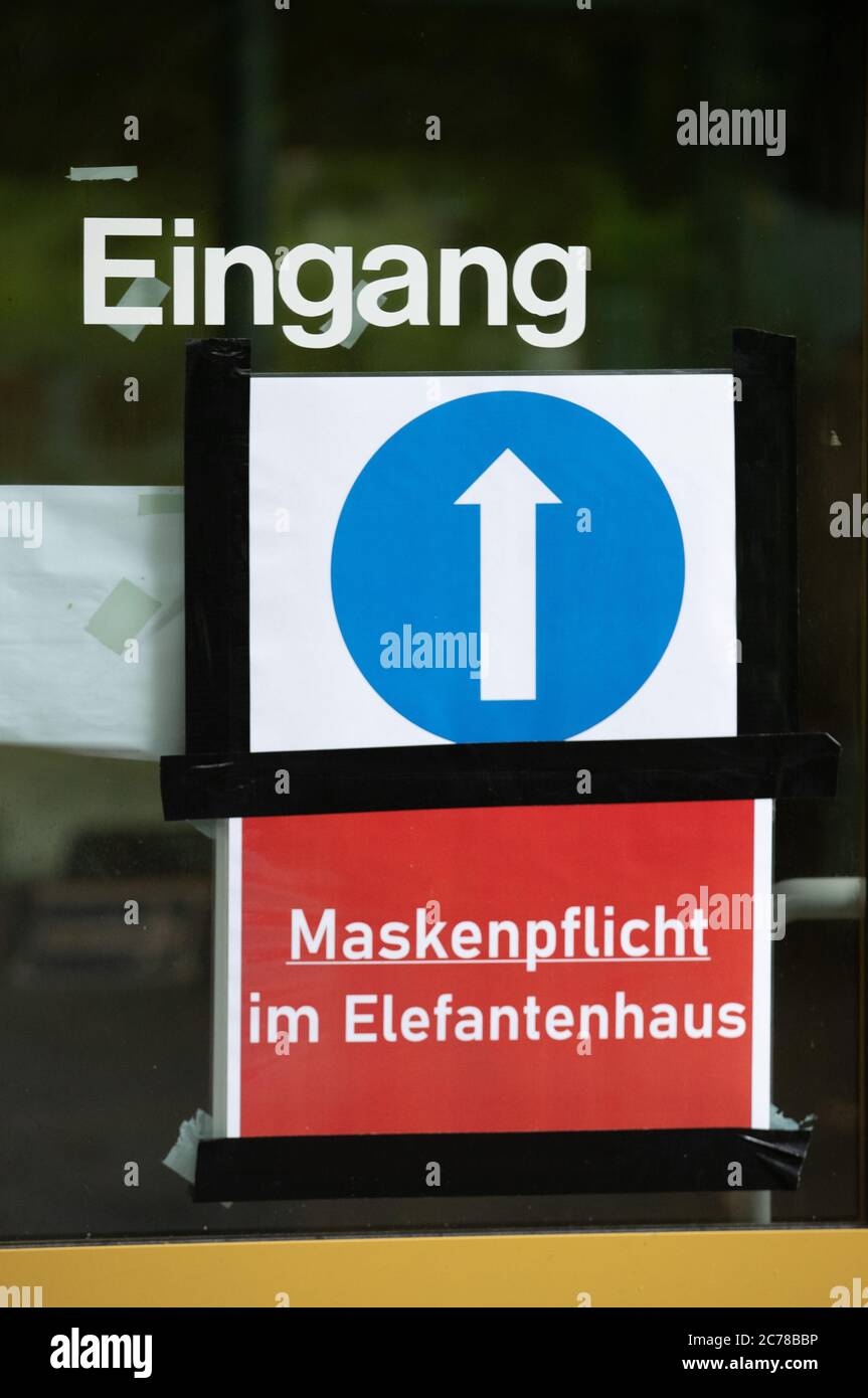 09 luglio 2020, bassa Sassonia, Osnabrück: Per proteggere contro la corona, un segno 'Mask duty in the Elephant house' è stato messo in su nello zoo di Osnabrück. Foto: Frito Gentsch/dpa Foto Stock