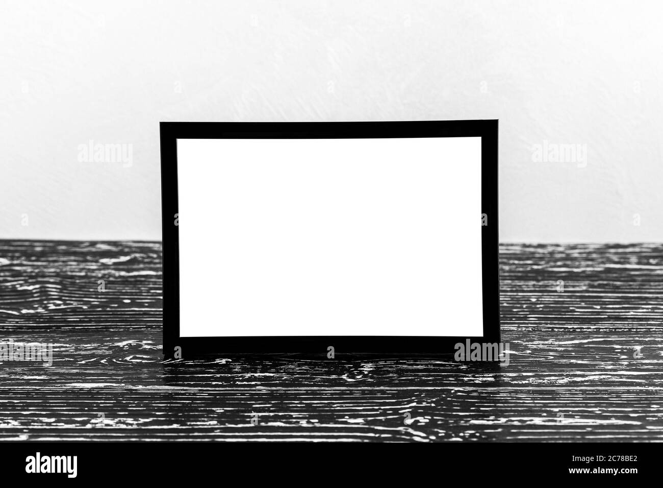 Pavimento in legno su parete in cemento o intonaco decorativo e cornice fotografica nera con spazio per la copia di uno sfondo di testo. Design all'avanguardia. Foto Stock