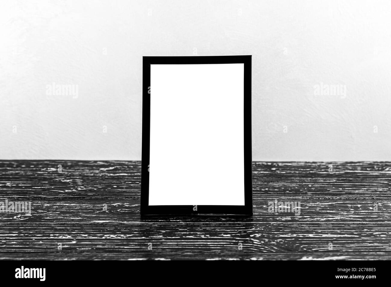 Pavimento in legno su parete in cemento o intonaco decorativo e cornice fotografica nera con spazio per la copia di uno sfondo di testo. Design all'avanguardia. Foto Stock